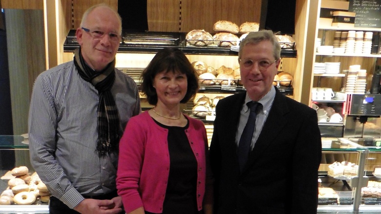 Dr. Norbert Röttgen, Vorsitzender des Auswärtigen Ausschusses; Sabrina Gutsche, Vorsitzende der Frauen Union Meckenheim mit dem Geschäftsführer der Bäckerei Mauel Meckenheim.