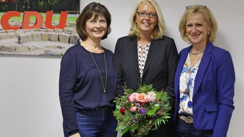 Dr. Hildegard Schneider (Mitte) mit ihren Stellvertreterinnen, Sabrina Gutsche (li.) von der FU Meckenheim und Monika Grünewald (re.), FU Hennef.