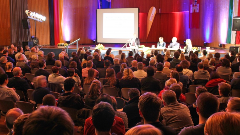 Rund 700 Gäste hörten hochinteressiert den Ausführungen der Podiumsgäste in der Christophorusschule Königswinter zu und diskutierten engagiert.