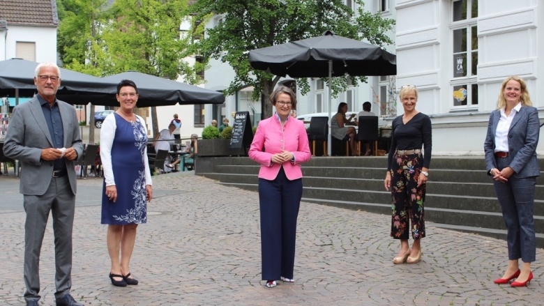 Ina Scharrenbach (Mitte) zu Besuch bei Ulla Thiel (rechts), der CDU-Bürgermeisterkandidatin der Kreisstadt Siegburg im Rhein-Sieg-Kreis. Bürgermeister Franz Huhn und die Kreisvorsitzende der Frauen Union Rhein-Sieg, Monika Grünewald (2.v.r.) und Ratsfrau 