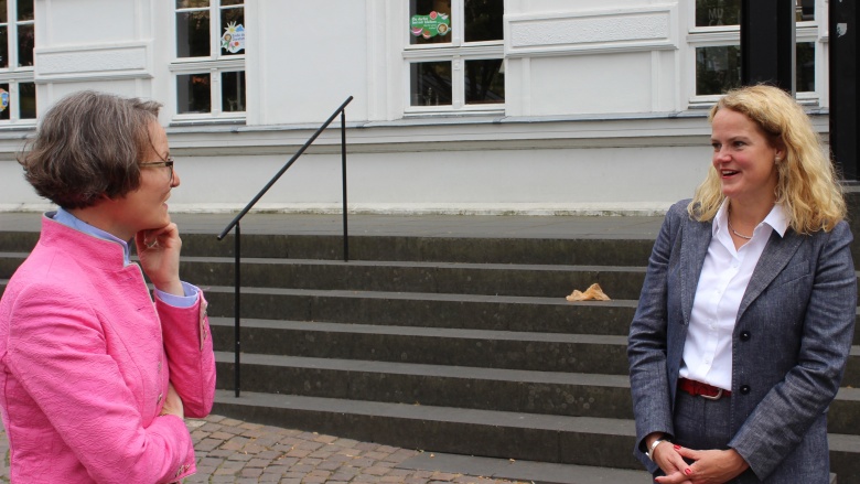  Im Gespräch vor dem Siegburger Stadtmuseum auf dem historischen Marktplatz der Kreisstadt: die stellv. Landesvorsitzende der CDU, Ina Scharrenbach und die CDU-Bürgermeisterkandidatin Ulla Thiel (re.).