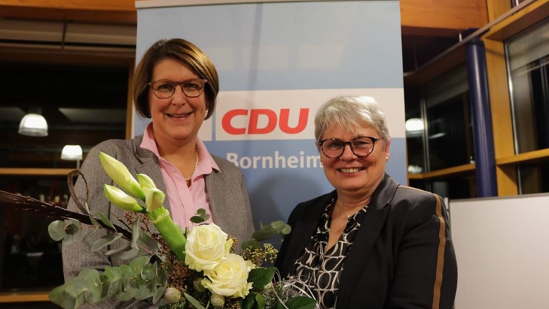 Gabriele Kretschmer (re) bleibt Vorsitzende der CDU Bornheim. Petra Heller gratuliert