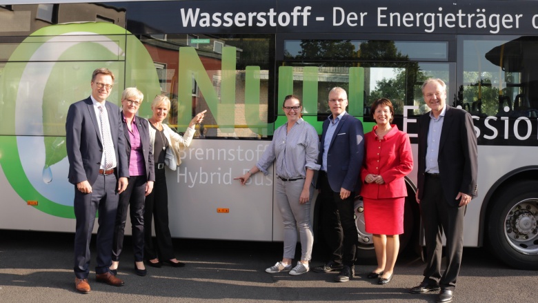 30 Wasserstoff-Busse fahren ab diesem Jahr beim Regionalverkehr Köln: Wir lernen eine kennen bei unserer Diskussion mit Marie-Luise Dött und Wissenschaftlern beim Thema zukünftiger Verkehrsmobilität