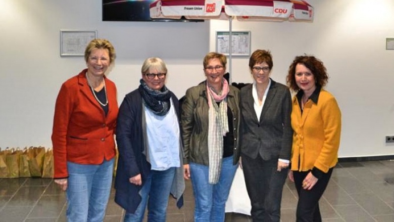 Martina Unger, Gabi Kretschmer, Maike Scholz, Annegret Kramp-Karrenbauer und Ute Hein.