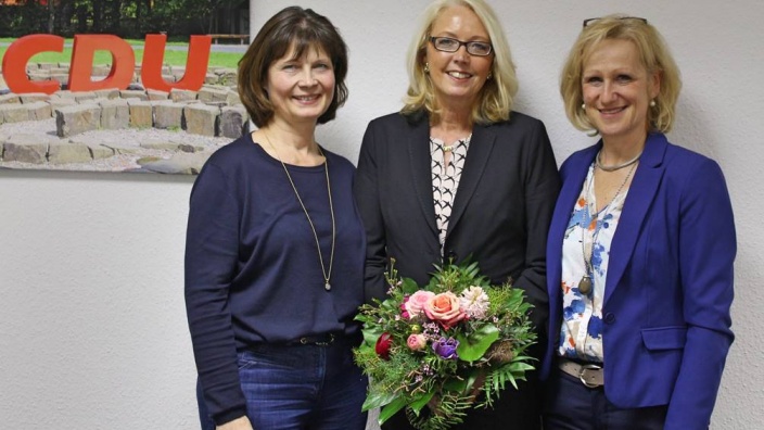 Dr. Hildegard Schneider (Mitte) mit ihren Stellvertreterinnen, Sabrina Gutsche (li.) von der FU Meckenheim und Monika Grünewald (re.), FU Hennef.