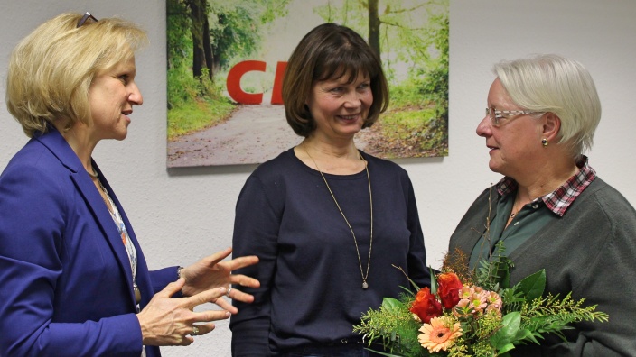 Dankeschön an Heidi Rahmel für 20 Jahre aktiver Mitwirkung in der FU Bezirk Mittelrhein: Monika Grünewald und Sabrina Gutsche (stellv. Vorsitzende FU Rhein-Sieg) überreichen Heidi Rahmel (FU Troisdorf) einen Blumengruß.
