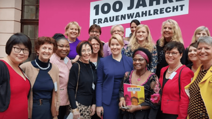 Helene-Weber-Preisträgerinnen feiern in Berlin mit Ministerin Giffey 
