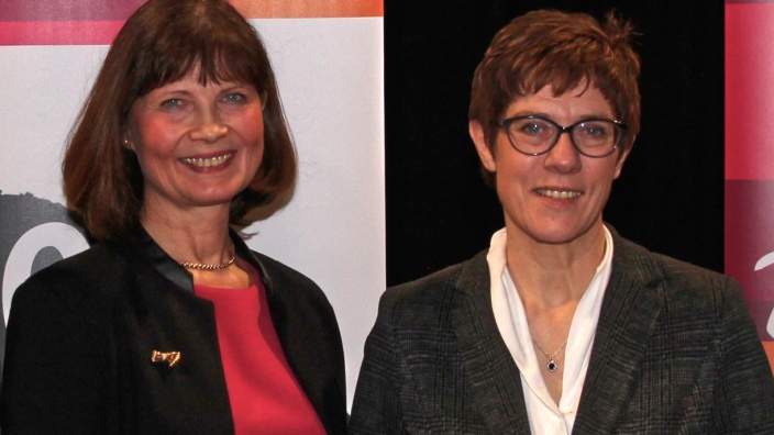 Sabrina Gutsche (li) mit Annegret Kramp-Karrenbauer 