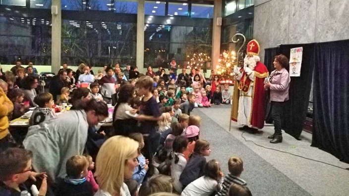 Rita Schreiber (li) lädt Kinder und Eltern zum Nikolausfest der FU Bornheim