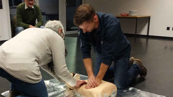 Anlegen eines Defibrillators, das Gerät gibt sprachlich Handlungsanweisungen