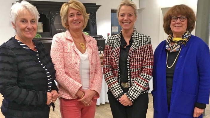Renate Herrmanns (re.) mit Birgid Schöler (Kreis-FU), Ebba Herfs-Röttgen (Mi.li.) und Dezernentin Heike Jüngling (Mi.re.)