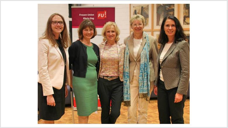 Gratulationen an den neuen Kreisvorstand der Frauen Union Rhein-Sieg: (v.li.n.re.): Gebauer, Gutsche, Grünewald, Unger und unsere Bundestagsabgeordnete und CDU-Kreisvorsitzende Winkelmeier-Becker