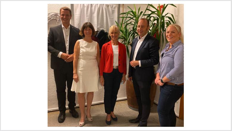 Umrahmt von Kreistagskolleginnen und -kollegen: Daniela Ratajczak (re.), Sabrina Gutsche (li.), Björn Franken (MdL) und Matthias Schmitz (Lohmar)