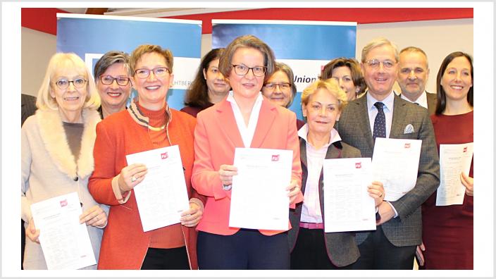 Der Vorstand der Frauen Union Wachtberg mit Ina Scharrenbach und Norbert Röttgen: Maike Scholz (li. neben I. Scharrenbach) stellt das Jahresprogramm vor.